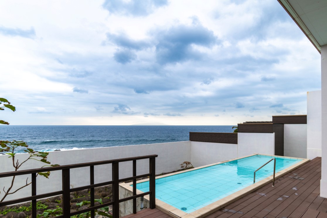 海と一体になれる露天風呂(昼景)