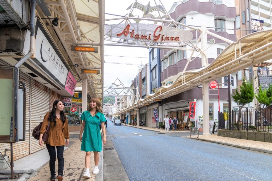 約180m続く通りの両側に店が並ぶ