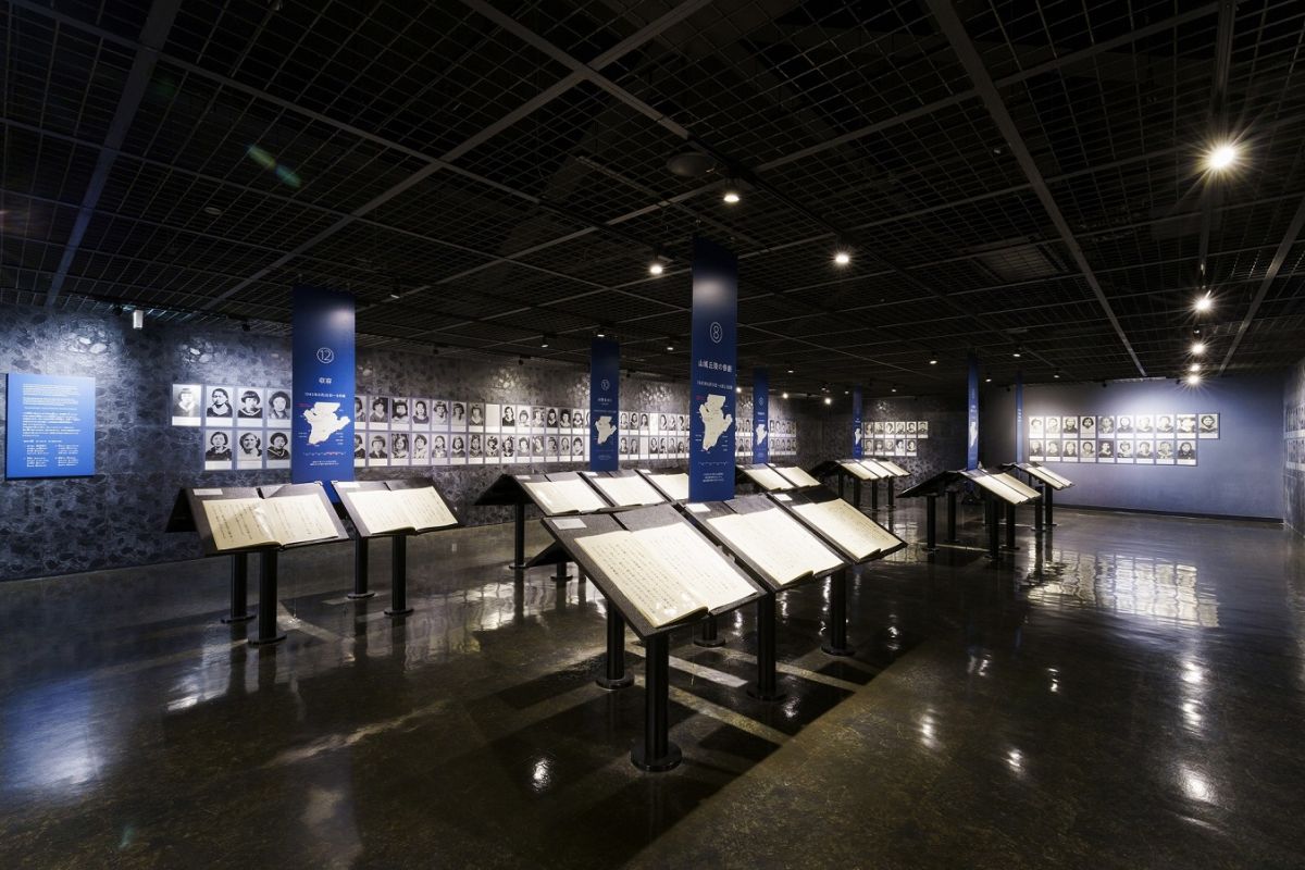 証言本と伊原第三外科壕の模型に加え、227人の犠牲者の写真と名前が壁にかけられた第4展示室「鎮魂」 提供：ひめゆり平和祈念資料館