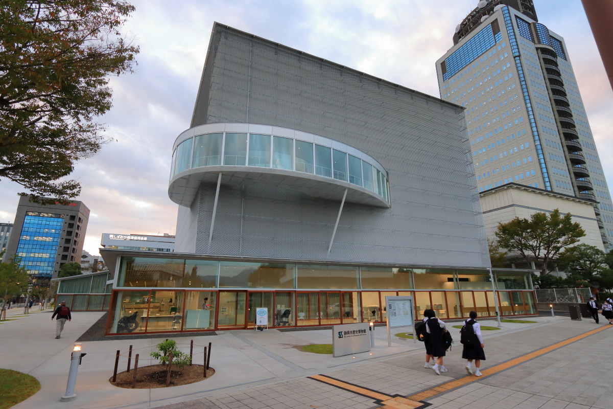 建物から突き出た部分が天空回廊