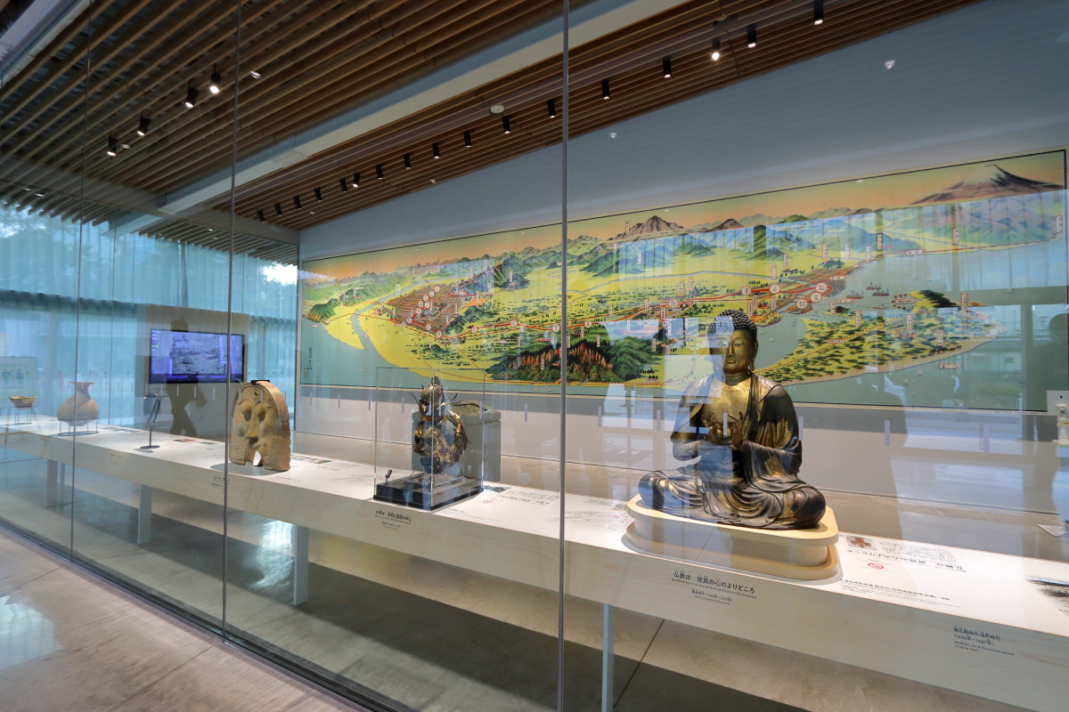 入館者を出迎えるギャラリーの展示品