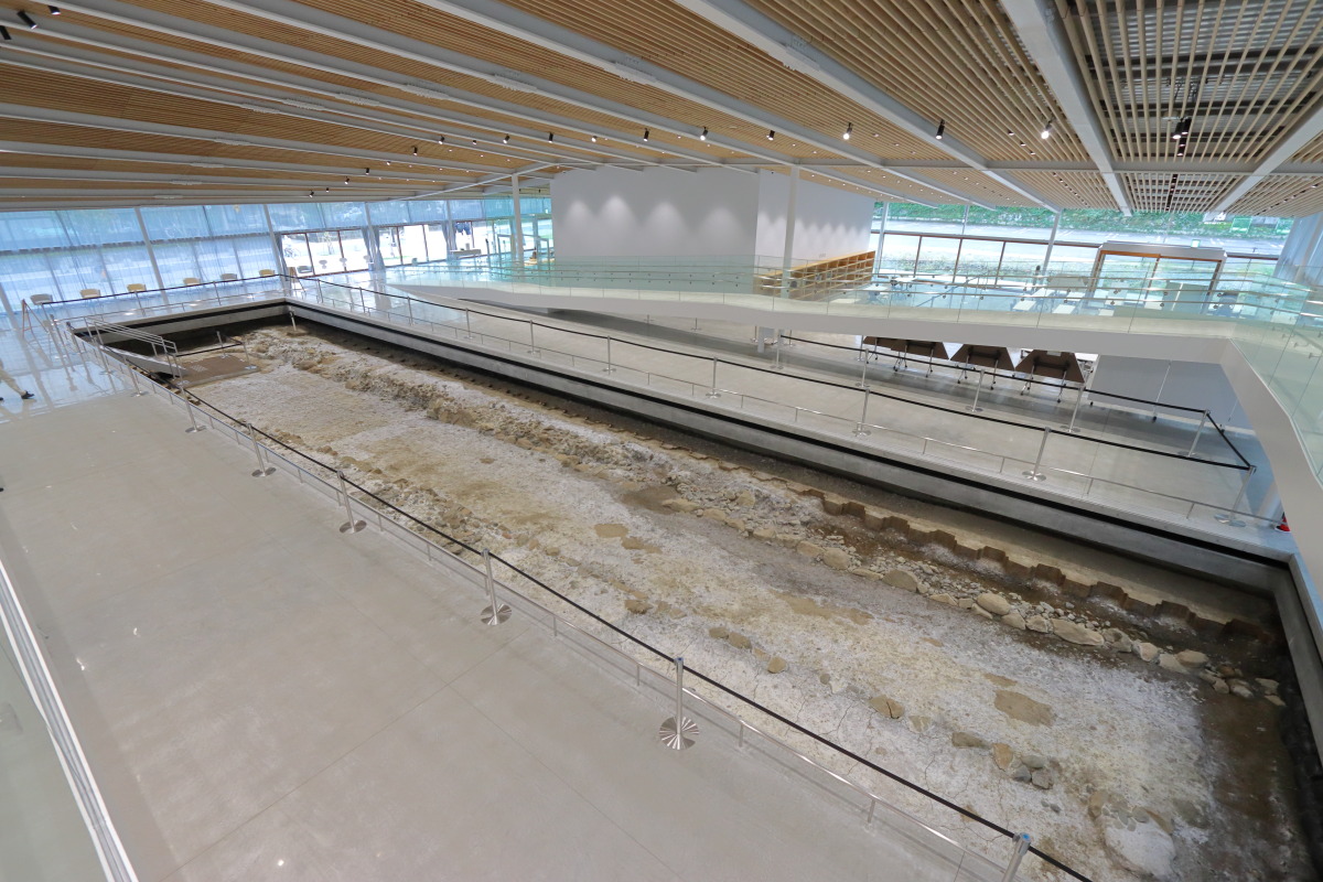 博物館1階の中央にある道の遺構