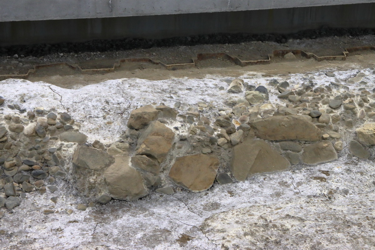 道の方に大きな石が配置し、その後ろに川原石を入れて石垣を固定していた