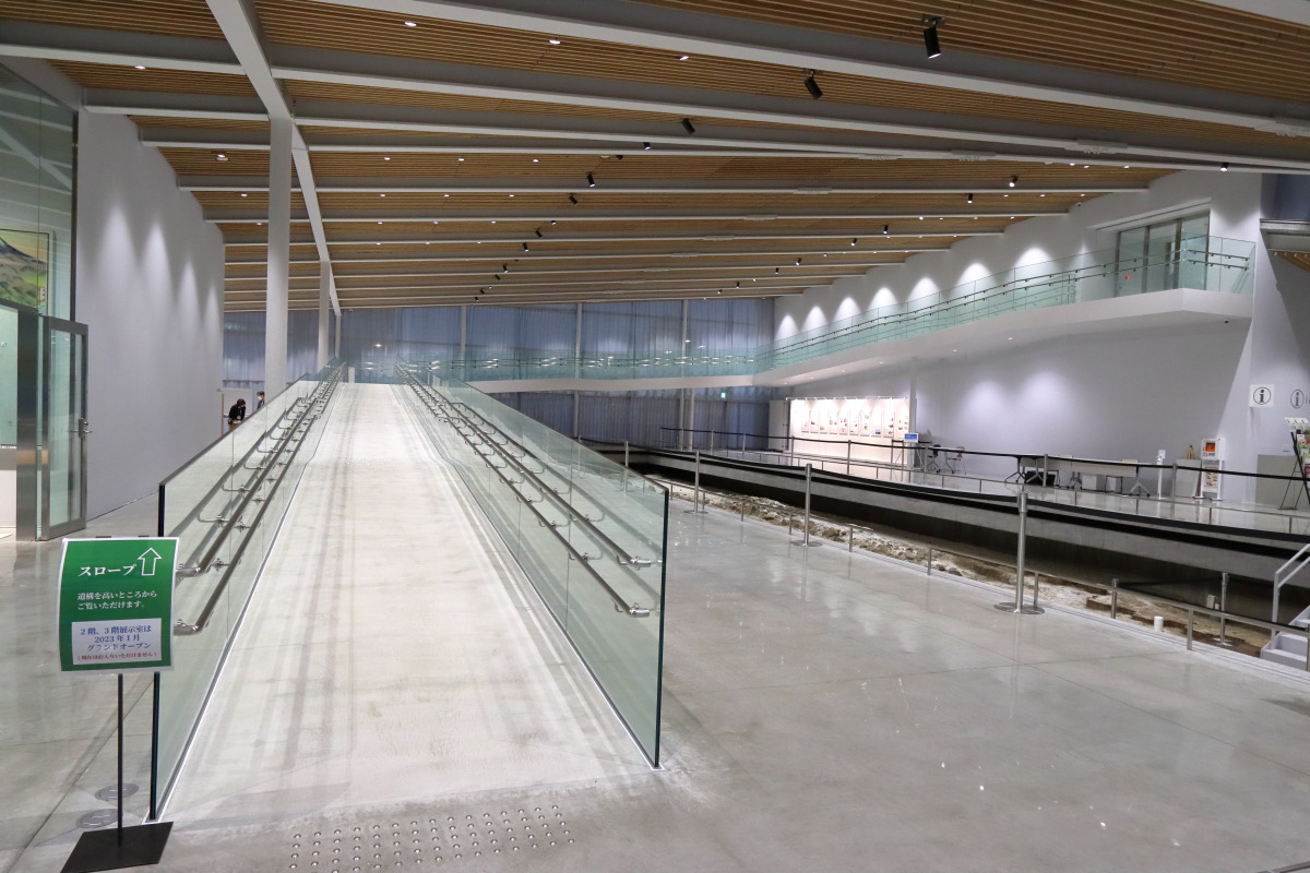 スロープで2階へ