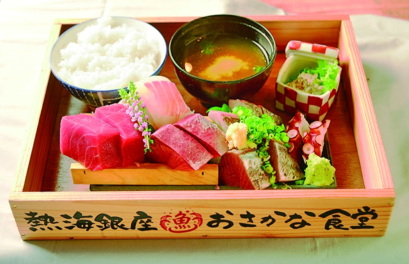 お刺身定食（1738円）。マグロや真鯛、カツオなど、旬の魚がてんこ盛り。どれも厚切りでボリューム満点。みそ汁、ご飯、小鉢付き