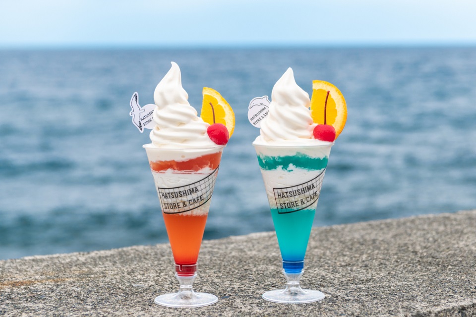 マンゴー味の「島パフェ」（左）、グレープフルーツ味の「海パフェ」（右）（各880円）