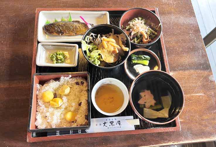栗こわめし定食C2000円。栗こわめしにますの甘露煮、わんこそば、山菜の小鉢、デザートなどが付く