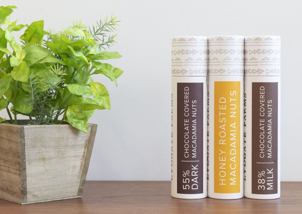 左から、チョコレートカバードマカダミアナッツ（55%ダーク）、ハニーローステッドマカダミアナッツ、チョコレートカバードマカダミアナッツ（38%ミルク）各$20