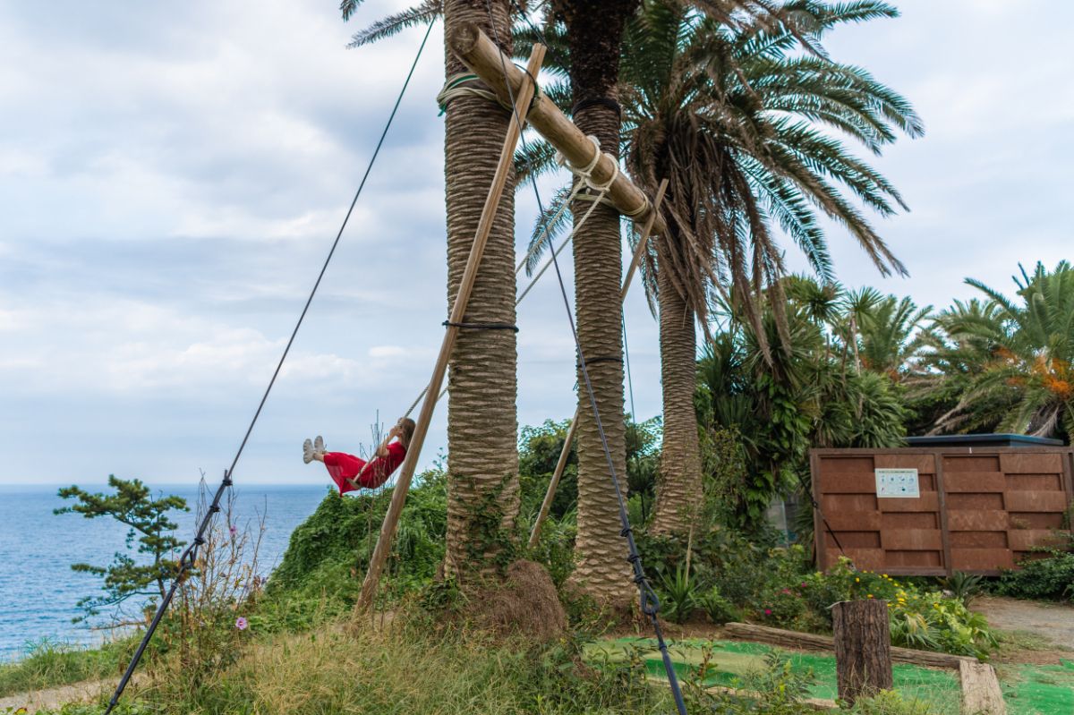 海へ飛び出しそうな「空と海とブランコ」