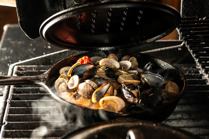 貝類がたくさん乗った鮮魚のアクアパッツァ(写真は6名分)