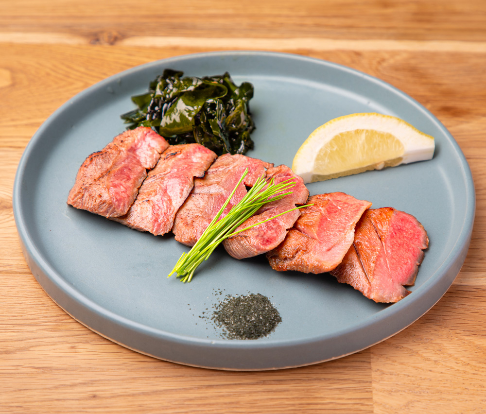 三陸宮古の塩で熟成した牛タン鉄板焼き　2000円