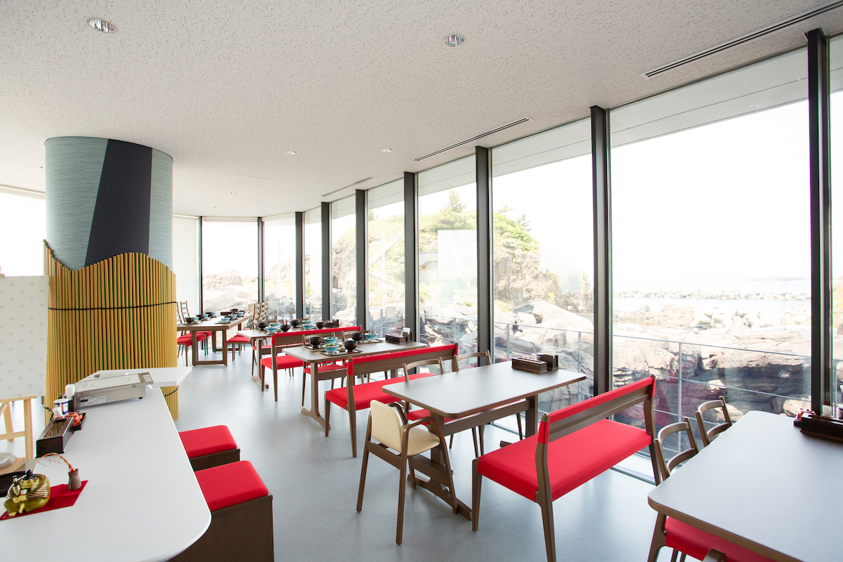 店内からは日本海を一望できる。営業は11～15時LO