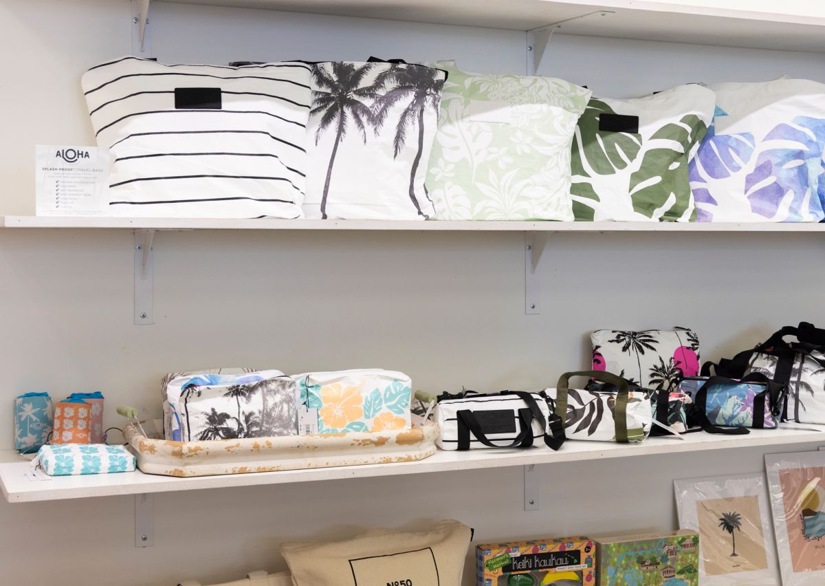 Aloha Collection「ポーチ」$32～、「トートバック」$68～