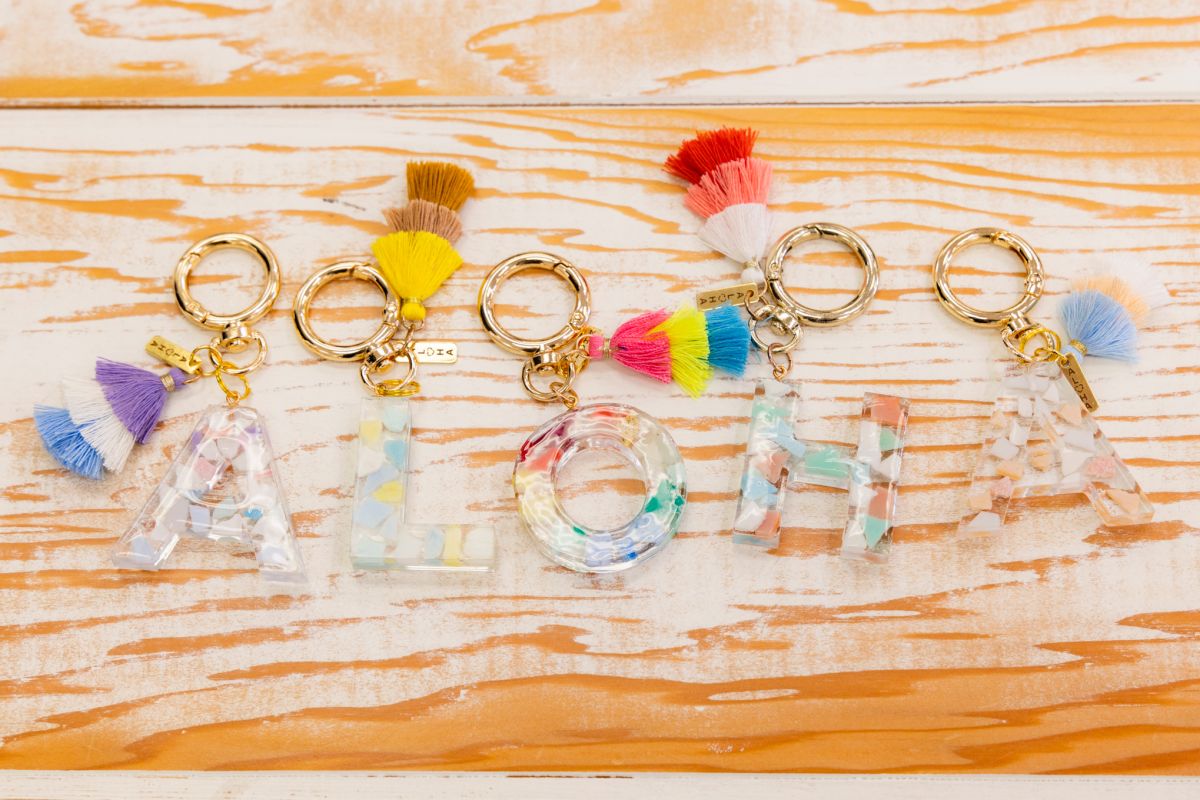 ワイナマロビーチで集められたマイクロプラスチックを使用し、手作りされた「キーチェーン」$24