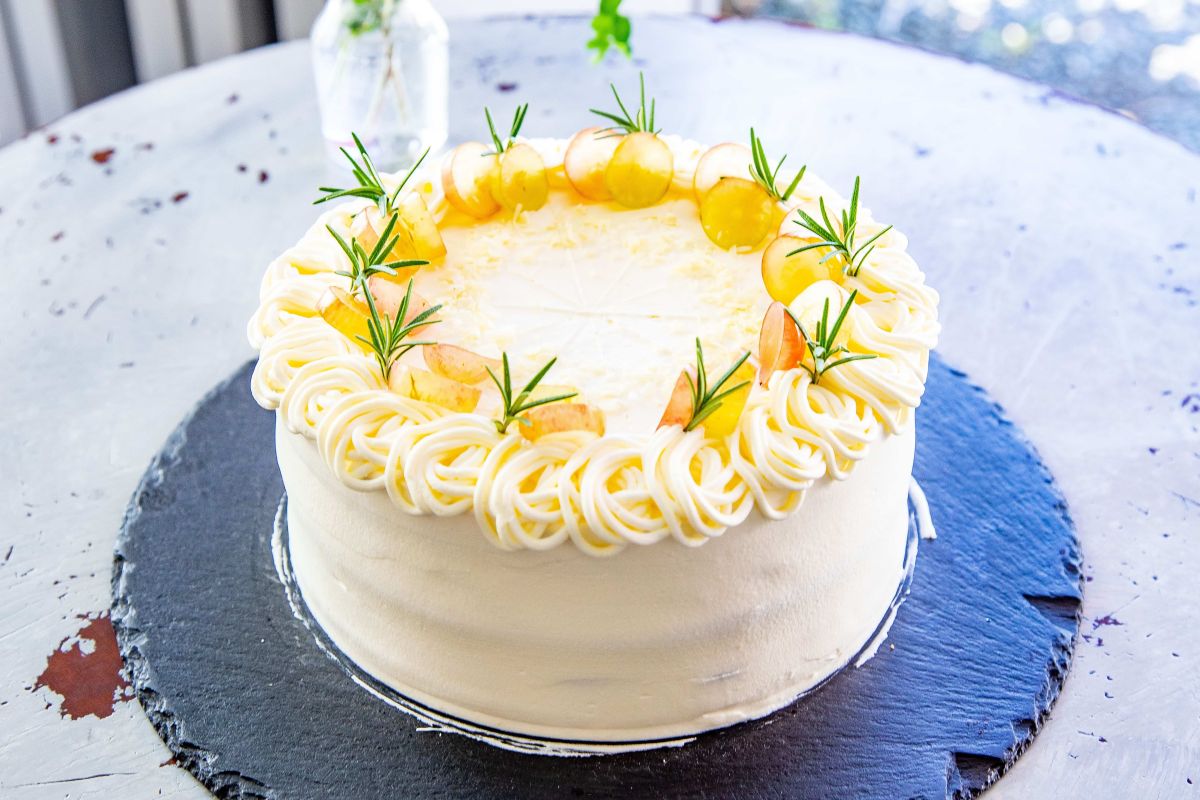 季節の生ケーキ1カット740円（写真はブドウのケーキ）