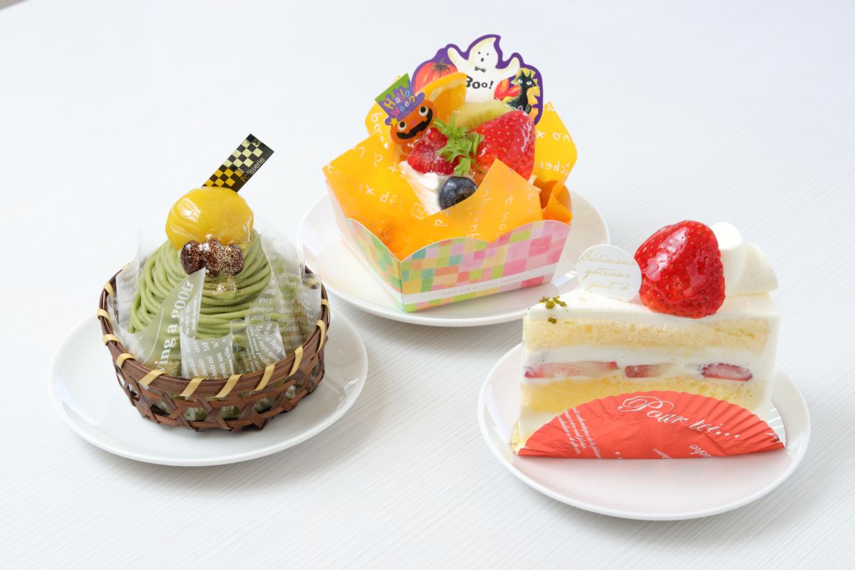 右から「ショートケーキ」460円、「きまぐれスイーツ」500円、「抹茶モンブラン」500円