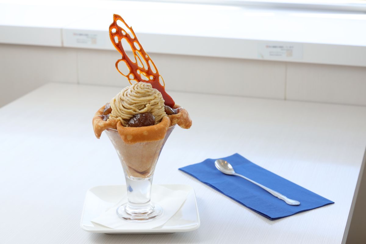 「国産和栗のクレープリーパフェ」1800円
