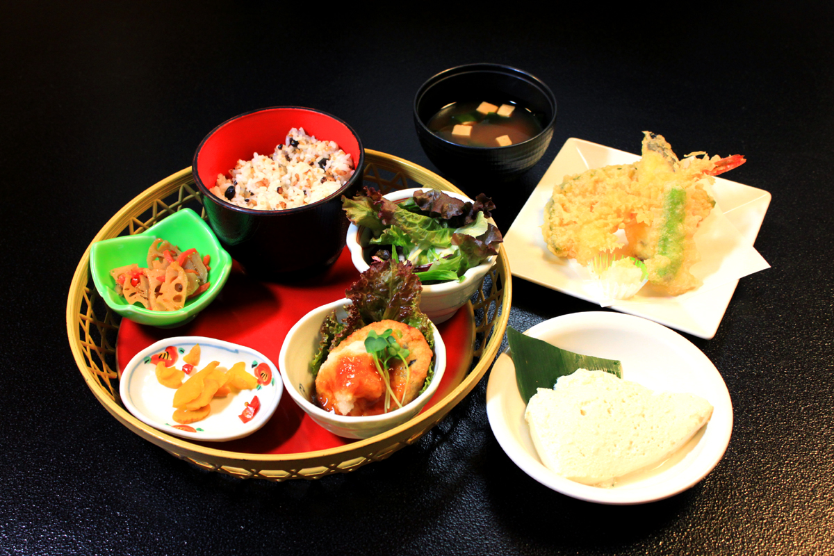「ヘルシー豆腐定食」1200円
