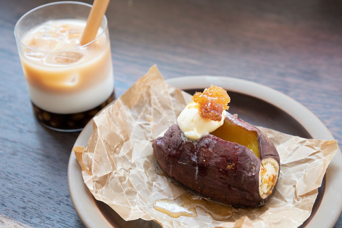 左から、「芋餅ミルクティ」650円（ICEのみ）、「コムハニーバター焼き芋」Mサイズ980円 Sサイズ680円