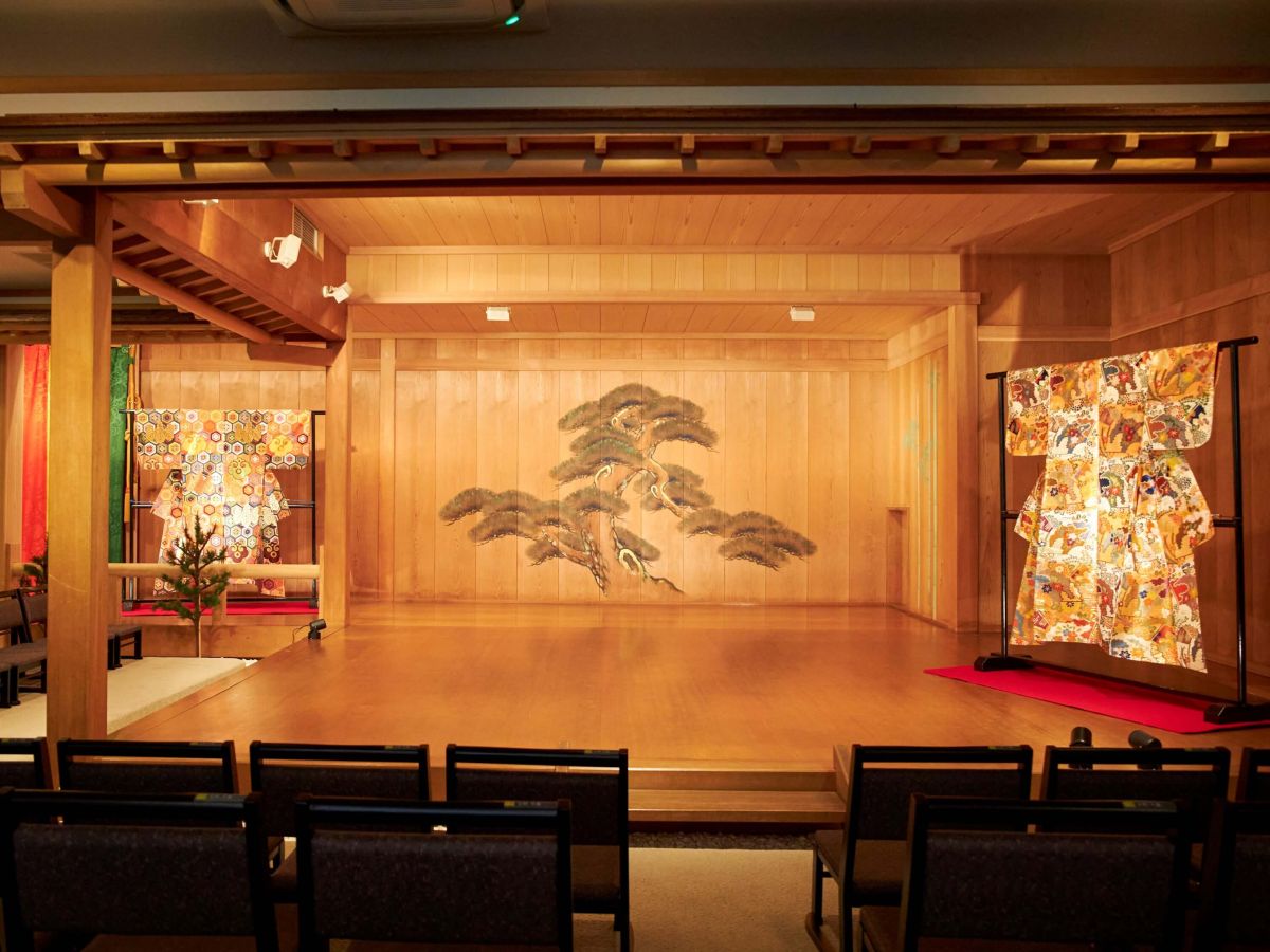 舞台上には艶やかな「能装束」の展示も！