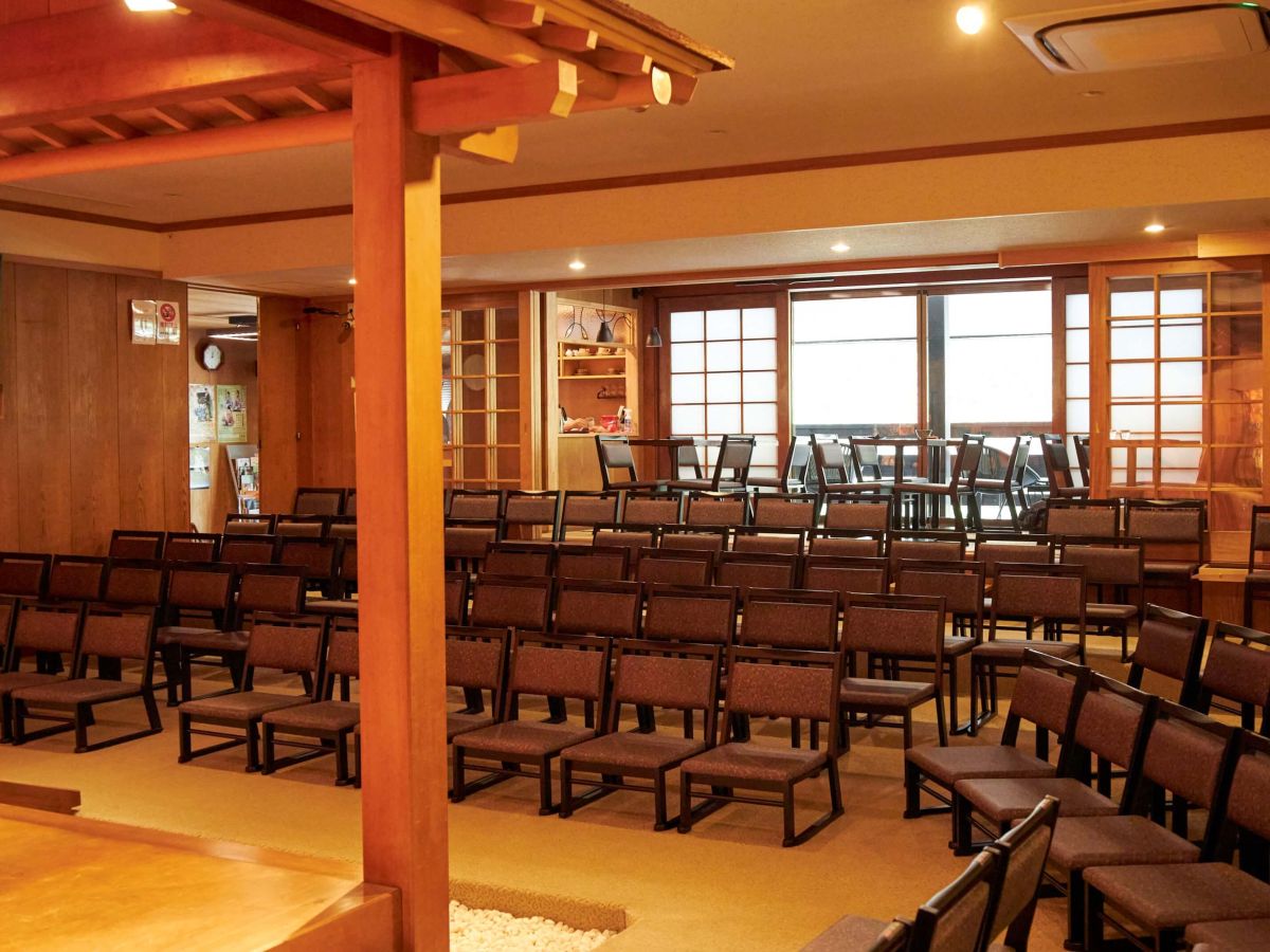 舞台脇から客席&和カフェを眺めた風景がこちら