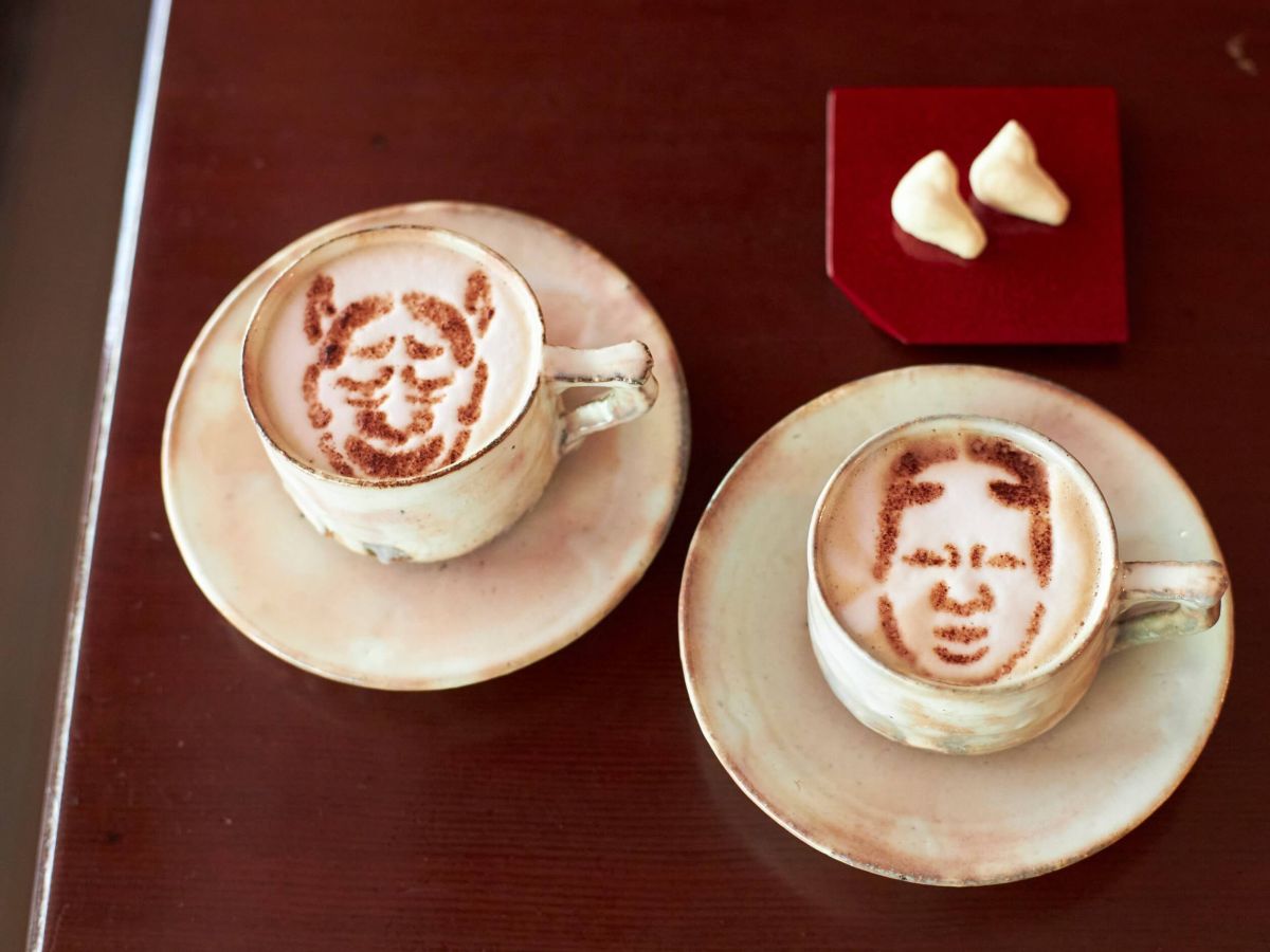 「能面ラテ（小菓子付き）」 各1000円