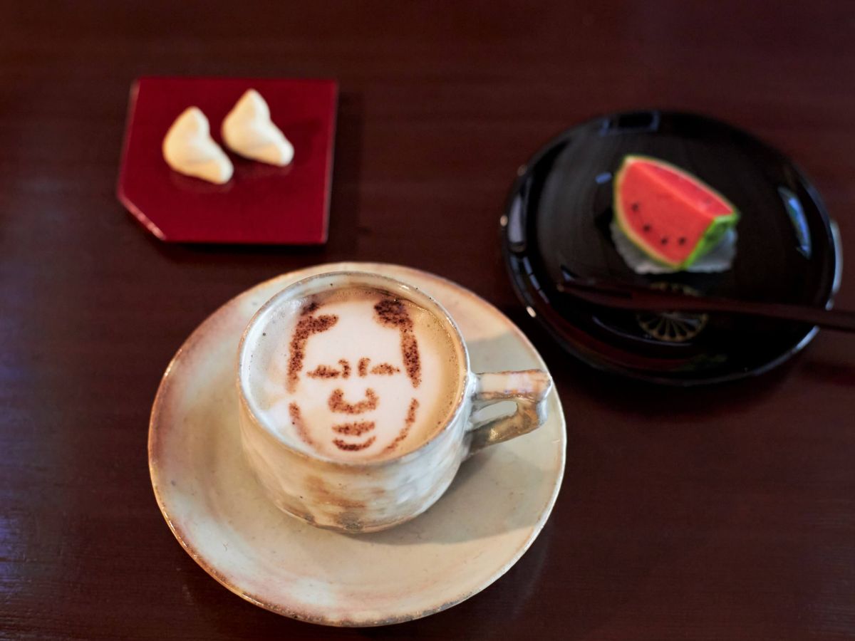 「能面ラテ（季節のお菓子付き）」 1400円 ※般若能面ラテも同様