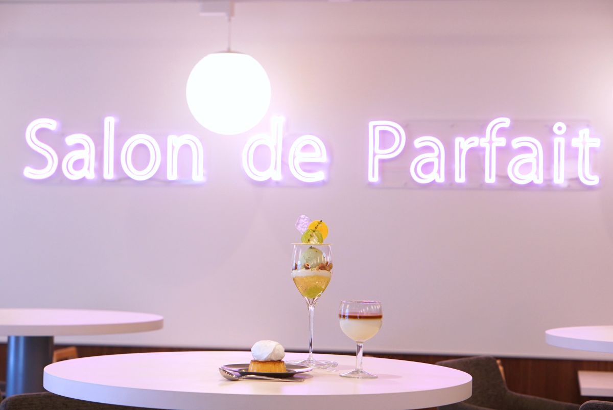 左から「かためのプリン」580円、「大人のパルフェ マスカット」1500円、「カフェグラッセ」700円