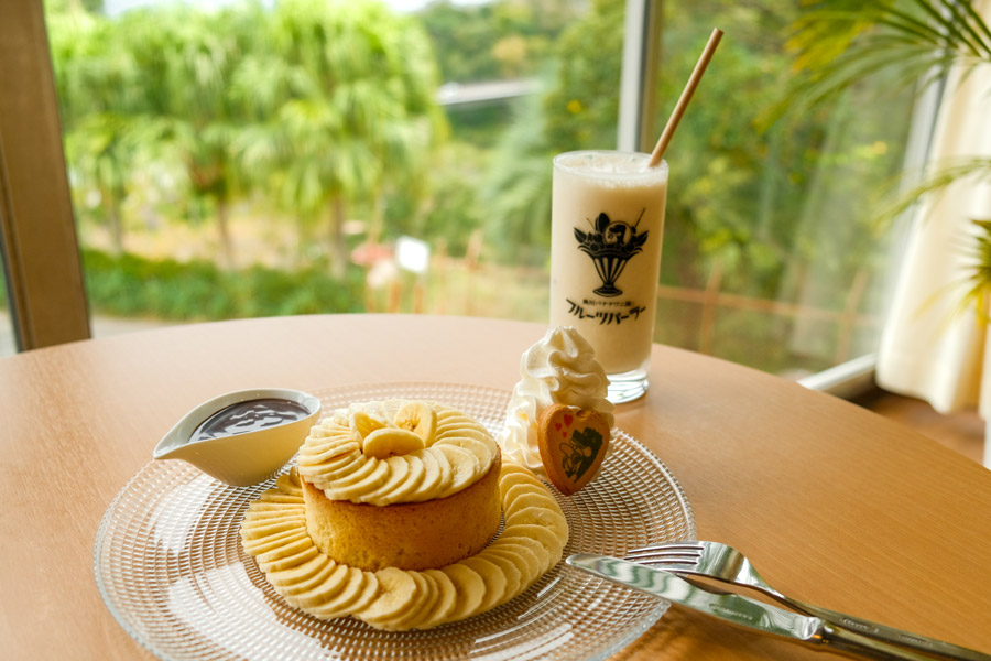 手前／バナナパンケーキ（コーヒーor紅茶付き1300円）　奥／バナナジュース（800円）