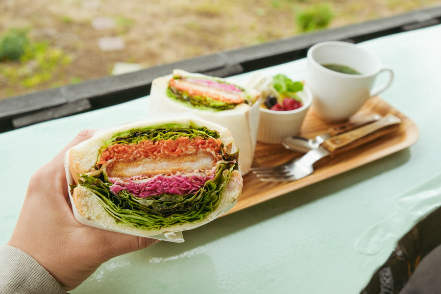 海老カツボリュームサンドプレート（1590円）。スープ＆ミニデザート付き