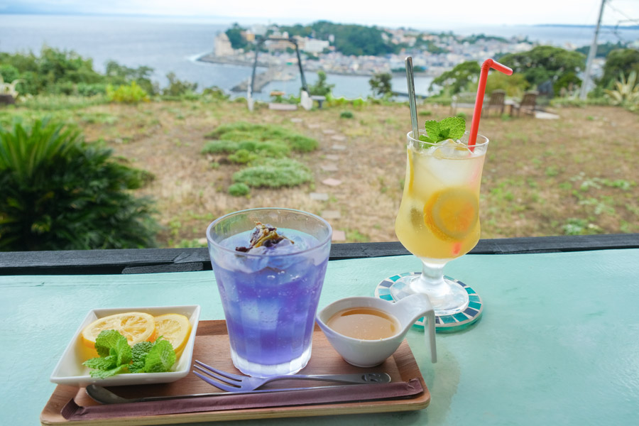 左／自家製ジンジャーエール（830円）　右／自家製レモネード（740円）