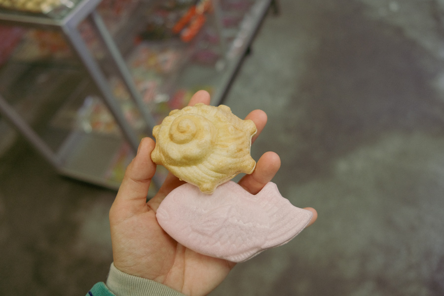 上／さざえ最中　下／金目鯛最中（各160円）