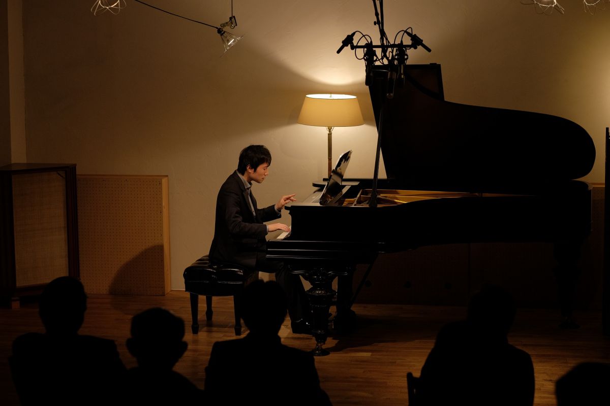 京都・御所南の密かな楽しみ、アナログ音を楽しむおひとり様のための音楽喫茶室と室内楽の小さな劇場「カフェ・モンタージュ」