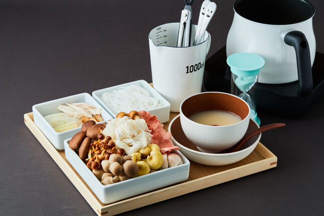 薬膳キノコ鍋セット　3980円（数種類のキノコ、薬膳の具材、野菜、締めの自家製米線）