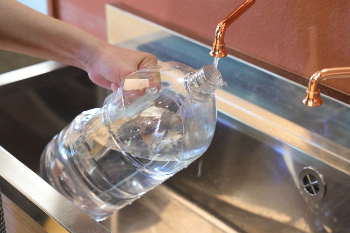 ラドン泉を汲むための空のペットボトルも販売されている（1本550円）