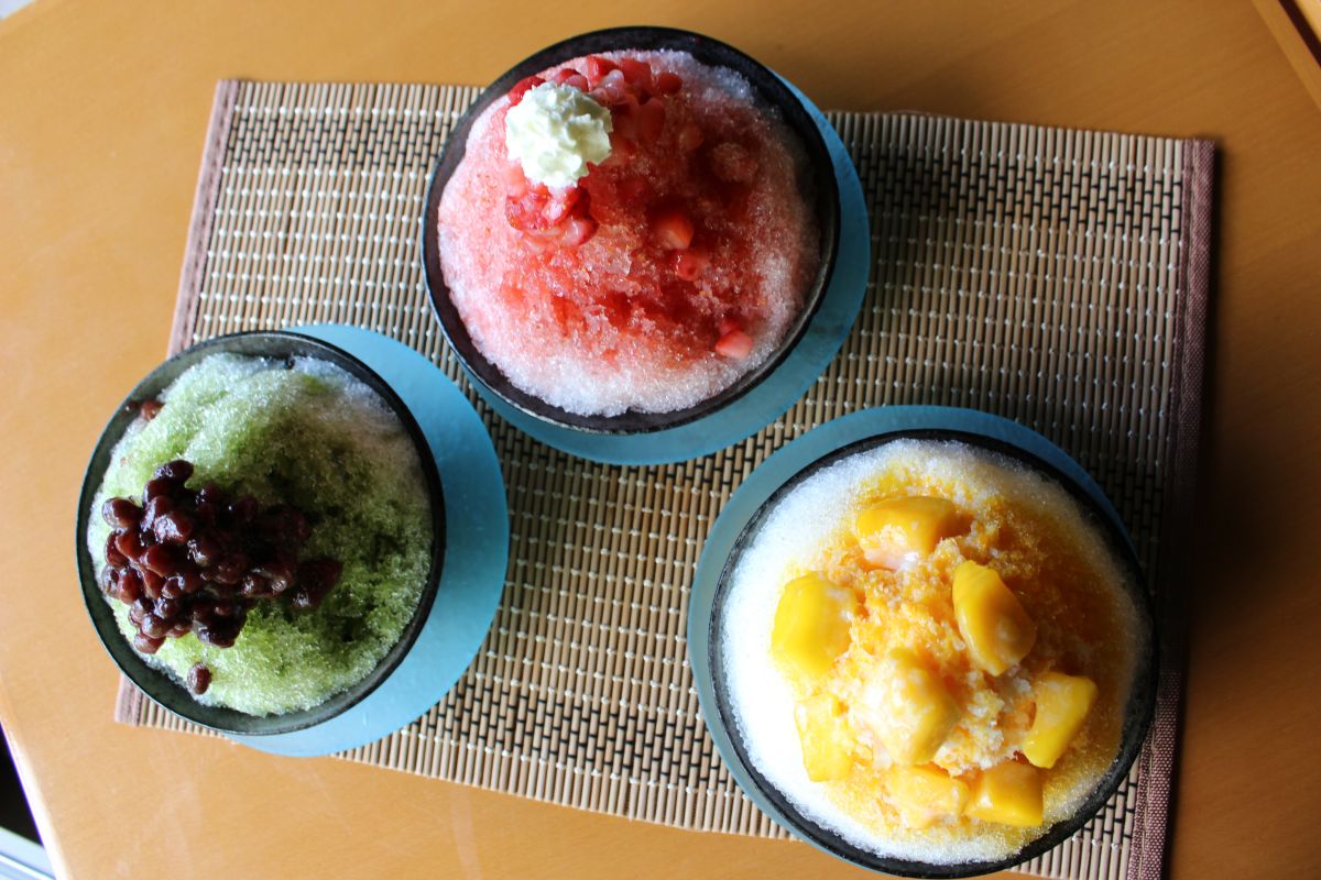 「温泉水のかき氷」（右から「濃厚マンゴー氷」660円、「濃厚いちご氷」、「濃厚抹茶氷」各590円）