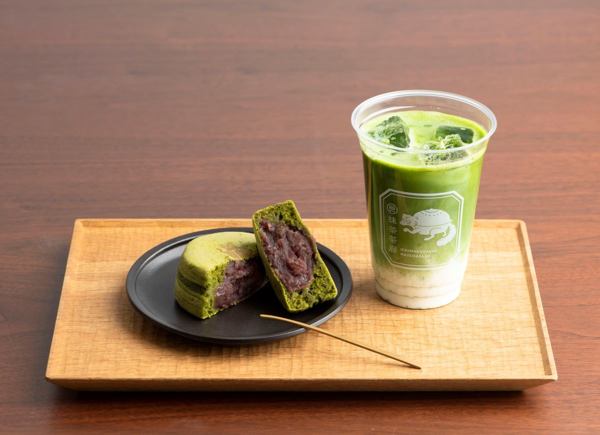 （左から）「今川焼き（あずき粒あん）」216円、「抹茶ラテ（アイス）」432円