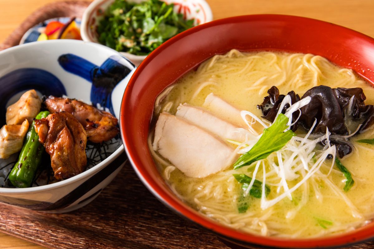 「極濃厚鶏白湯ラーメン（無化調）と焼鳥小丼のセット」 1650円