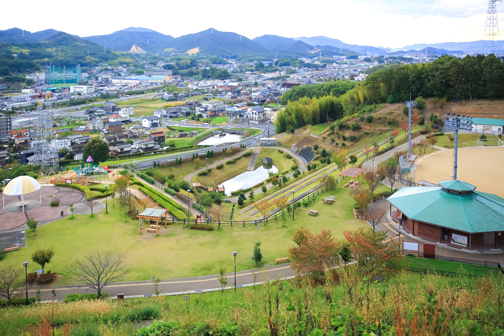 丘に面してさまざまな施設が立つ「つばき丘運動公園」