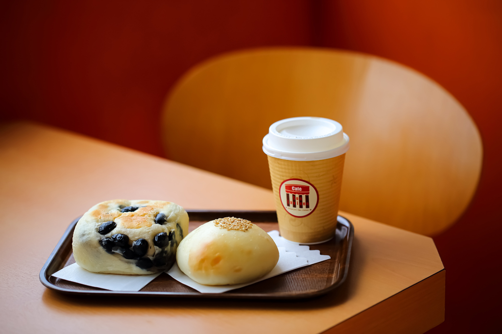 直売所限定パンの「黒豆パン（左）」194円と「あんぱん」143円