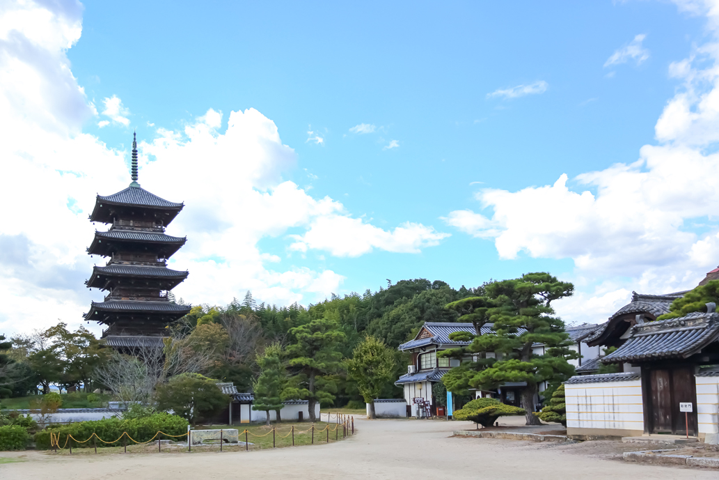 五重塔の高さは約34m。国指定の重要文化財