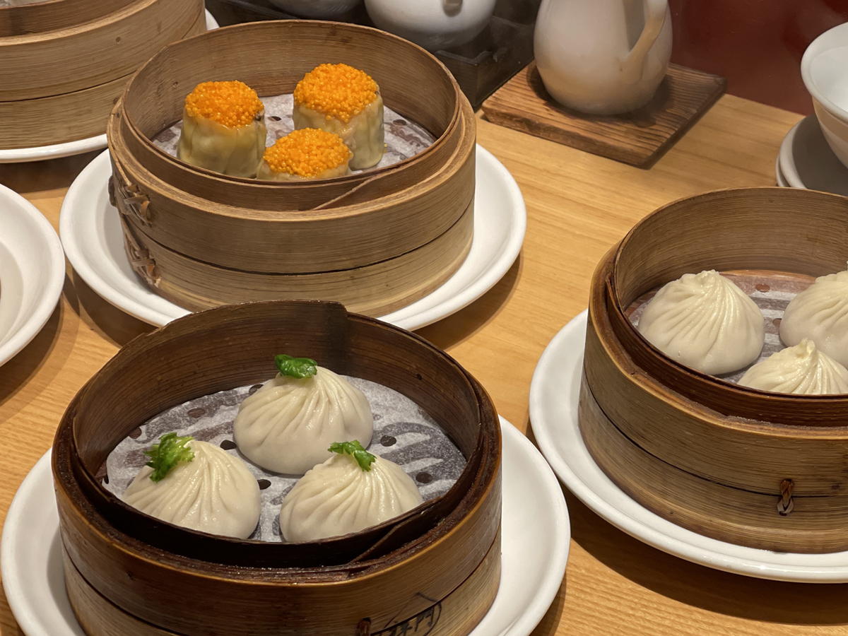 （奥から）「飛子焼売」600円、「パクチー小籠包」570円