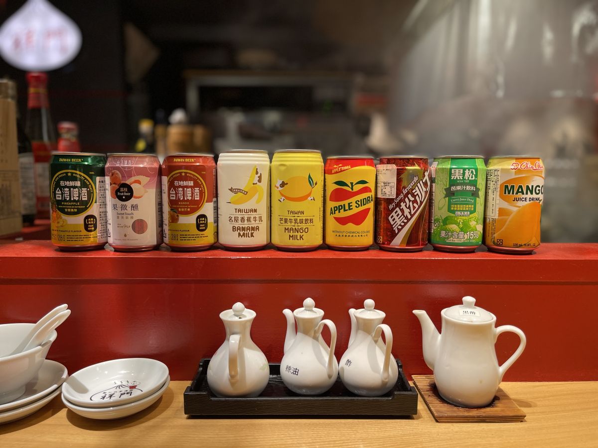 （左から）「パインビール」「ライチビール」「マンゴービール」各770円、「バナナミルク」「マンゴーミルク」「アップルサイダー」「台湾コーラ」「マンゴージュース」各450円