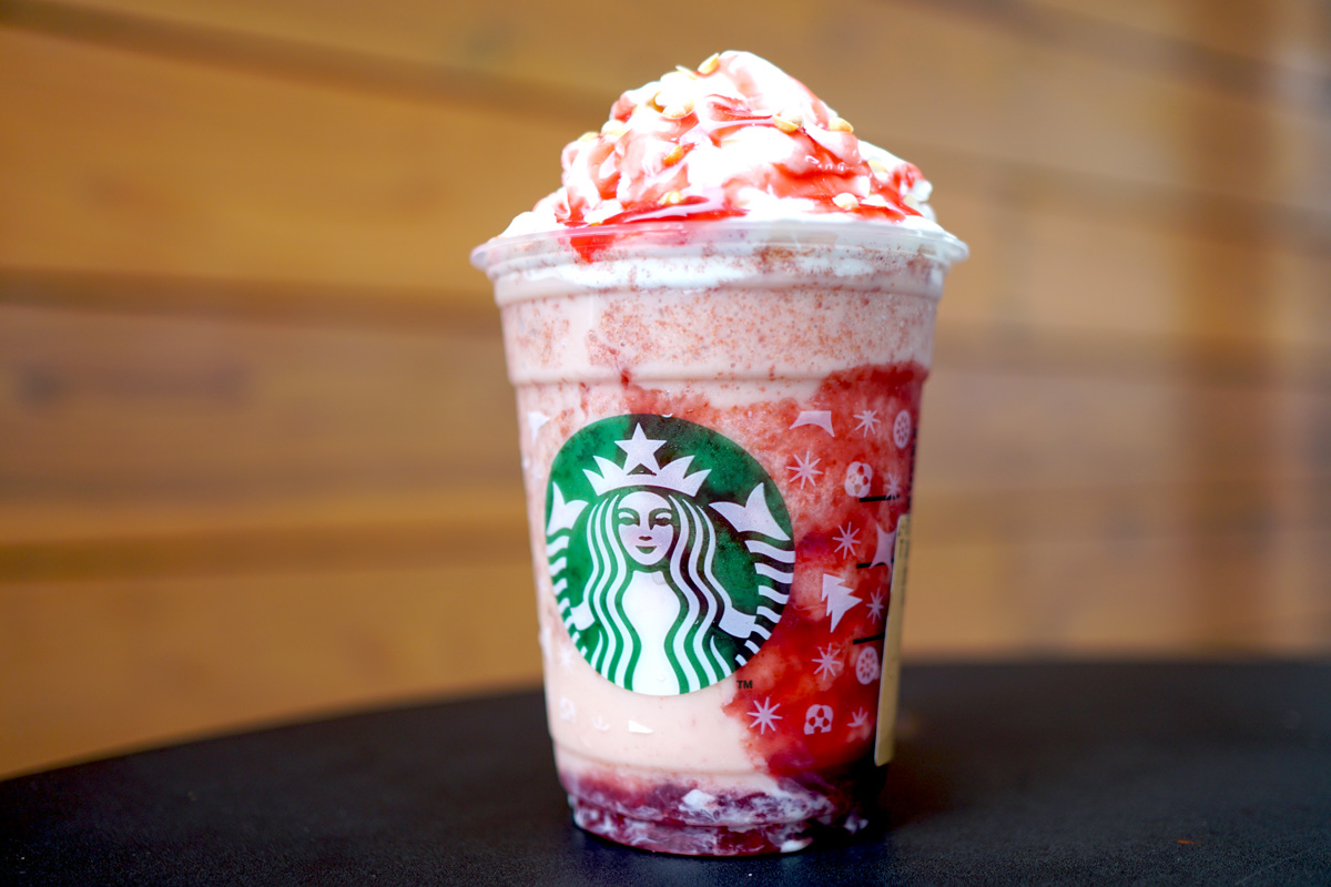 「ストロベリー ＆ ベルベット ブラウニー フラペチーノ&reg;」 Tallサイズのみ 678円（持ち帰り）、690円（店内利用）※ストロベリー果肉・果汁5％未満