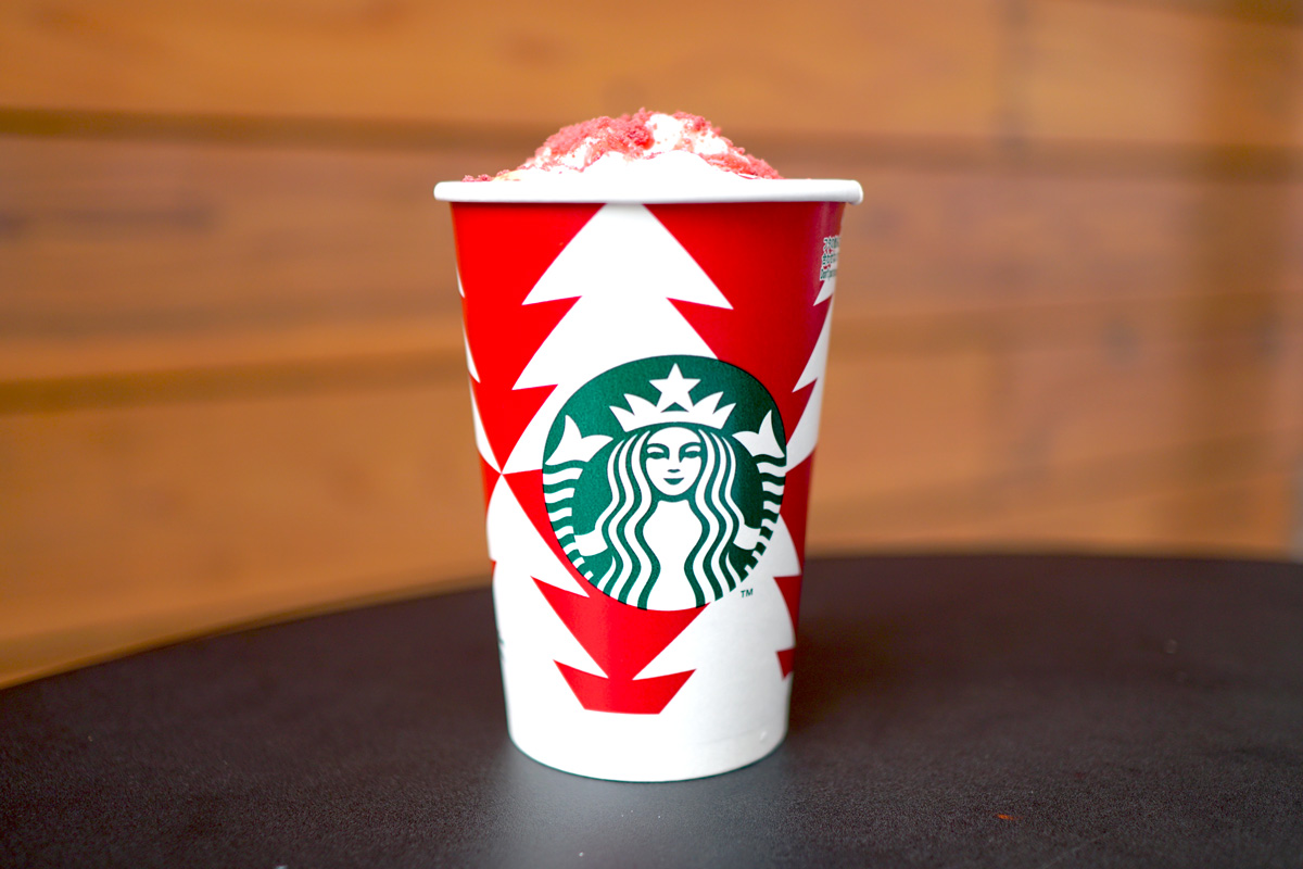 「ストロベリー ＆ ベルベット ブラウニー モカ」（Hot / Iced）Short 540円、Tall 579円、Grande 624円、Venti&reg; 668円（持ち帰り）／Short 550円、Tall 590円、Grande 635円、Venti&reg; 680円（店内利用）※ストロベリー果肉・果汁5％未満