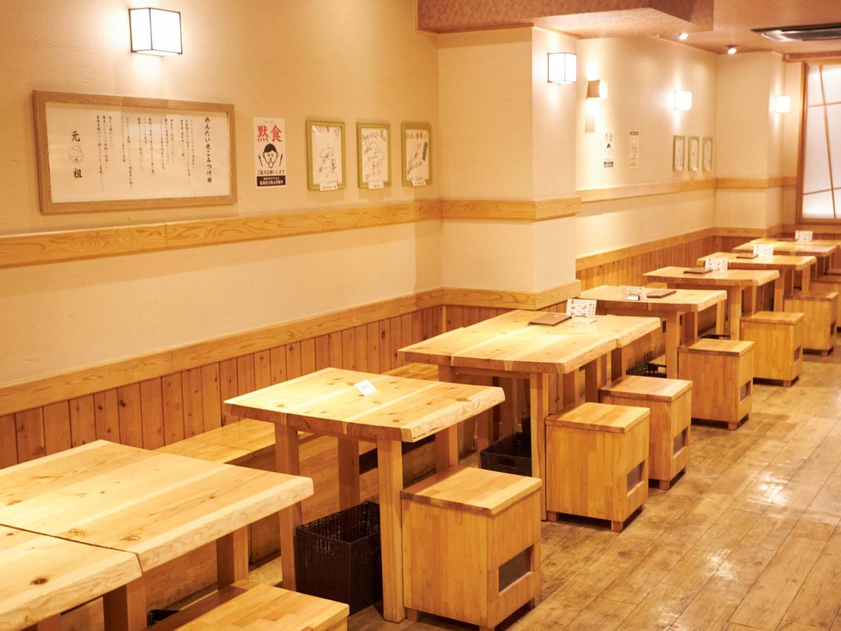 縦に長い構造の店内!入口の扉を開けると、テーブル席がずらりと並んでいて圧巻です