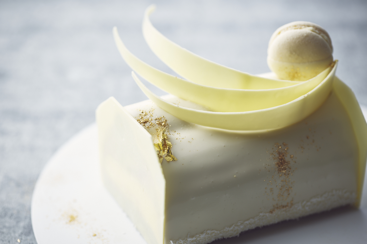 「シルクホワイト チョコレートムース」 4号（直径約12cm）5940円、5号（直径約15cm）7128円