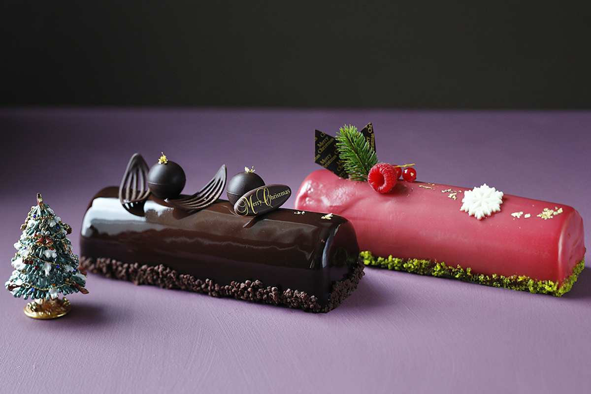 左「チョコレートのブッシュ・ド・ノエル」　右「苺と柚子のブッシュ・ド・ノエル」 長さ約18cm&times;高さ約5.5cm 各4000円