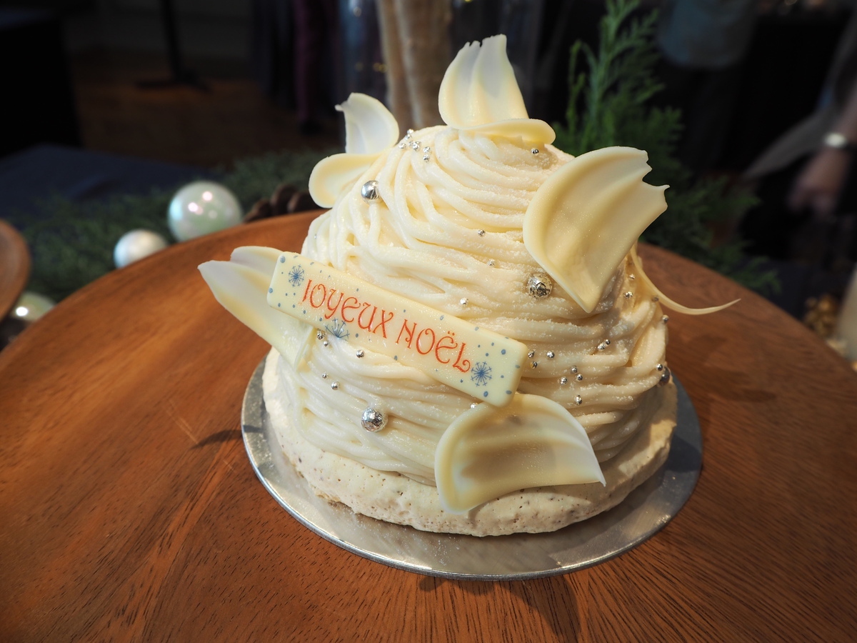 「ホワイトチョコレートモンブラン」直径約12㎝&times;高さ約8cm 6100円