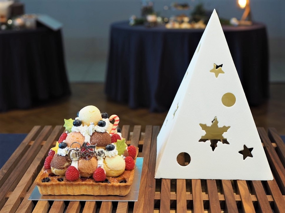「クリスマスツリープロフィトロール」 タルト:直径約15cm&times;高さ約13cm／ホワイトチョコレート：約20cm角&times;高さ約28cm 8500円（限定60台）
